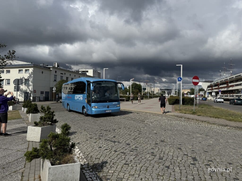 Gdynia ponownie otwiera się na autokary – Molo Południowe znowu dostępne dla turystyki zorganizowanej / fot. UM Gdynia