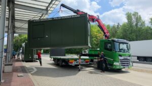 Na granice wyjechały kolejne kontenery, które posłużą jako punkty kontroli granicznej