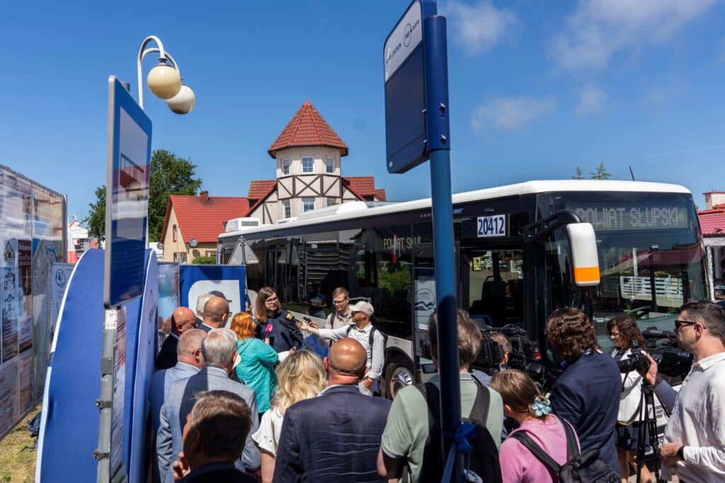 PKS Słupsk na Lato 2025: Autobusy hybrydowe, mikrobusy z rowerami i tablica e-papier fot. PKS Słupsk