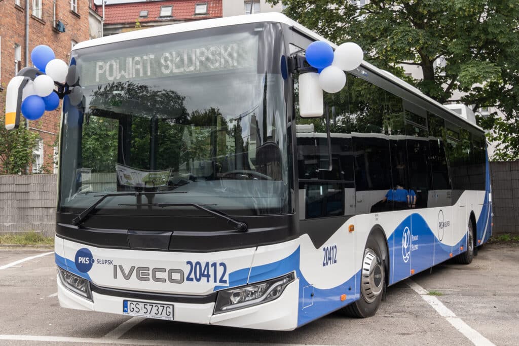 PKS Słupsk na Lato 2025: Autobusy hybrydowe, mikrobusy z rowerami i tablica e-papier fot. PKS Słupsk