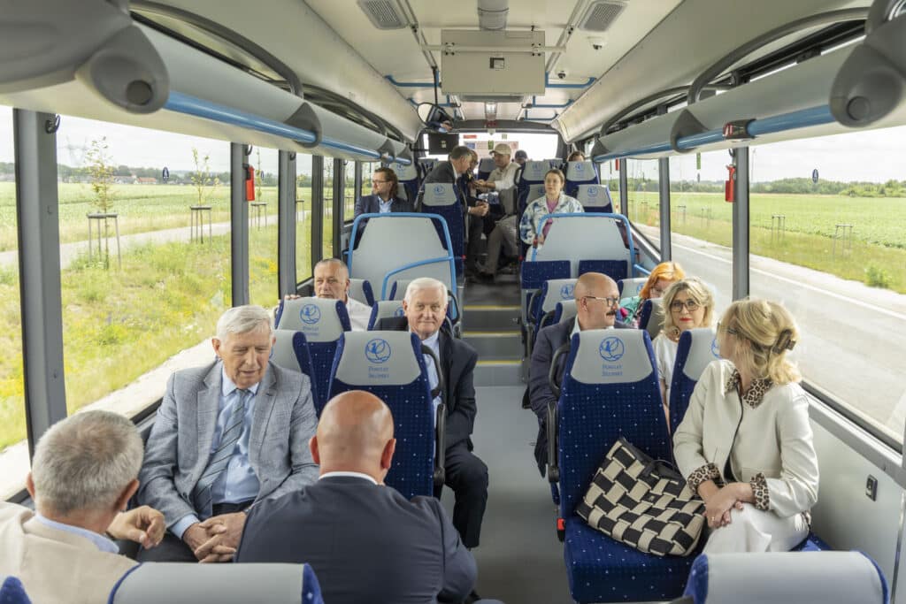 PKS Słupsk na Lato 2025: Autobusy hybrydowe, mikrobusy z rowerami i tablica e-papier fot. PKS Słupsk