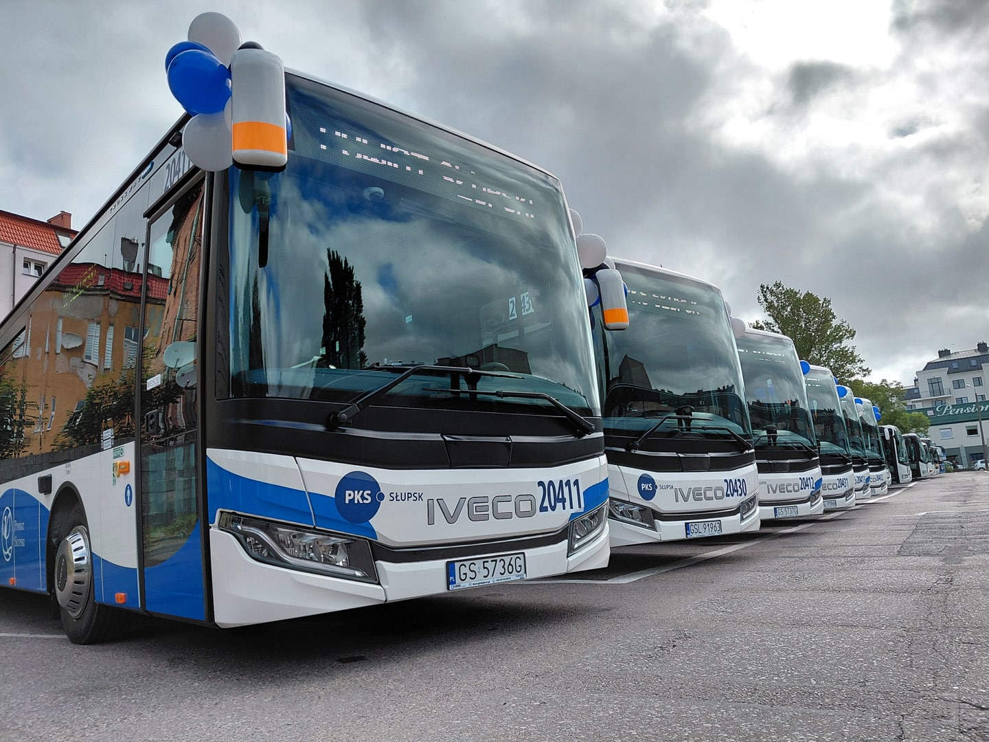 Infobus - PKS Słupsk na Lato 2025: Autobusy hybrydowe, mikrobusy z rowerami i tablica e-papier