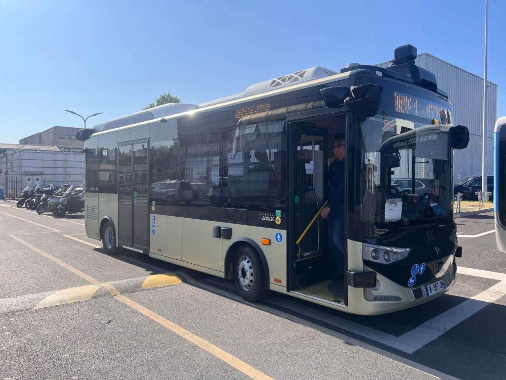 Autonomiczne autobusy Karsan na ulicach Paryża i lotnisku w Rotterdamie – nowy etap w transformacji transportu publicznego