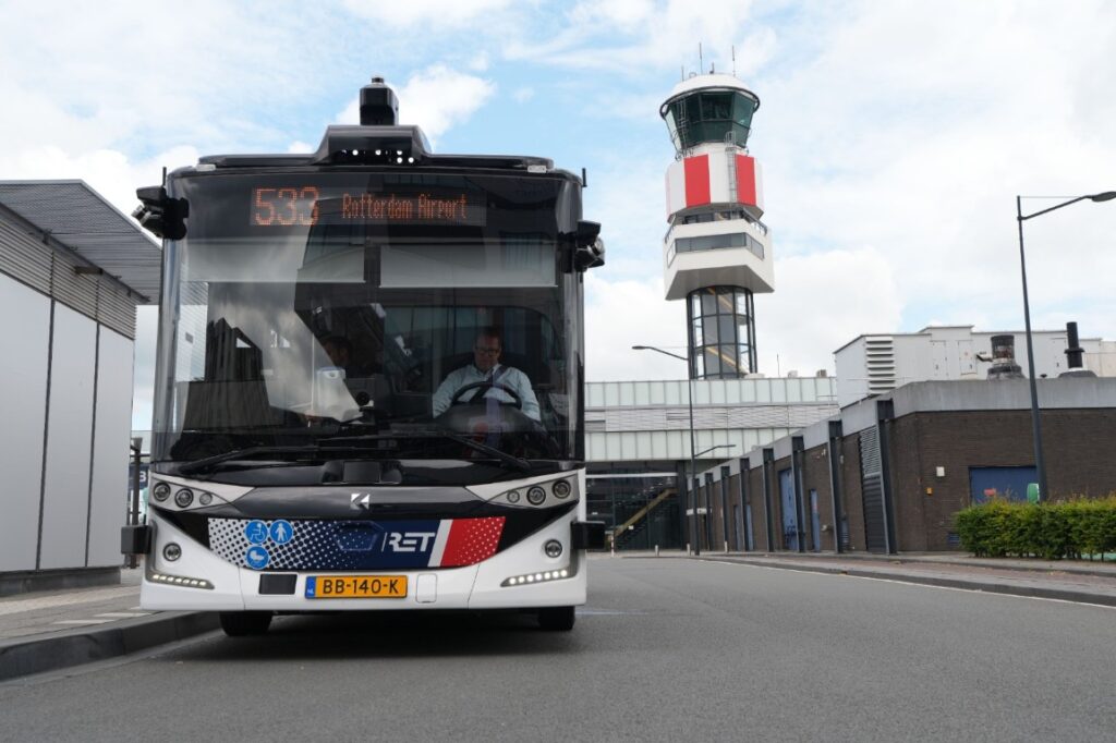 Autobusy autonomiczne Karsana na ulicach Paryża i na lotnisku w Rotterdamie