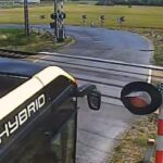 O włos od tragedii na torach. Autobus utknął między rogatkami w Inowrocławiu