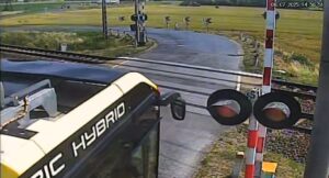 O włos od tragedii na torach. Autobus utknął między rogatkami w Inowrocławiu