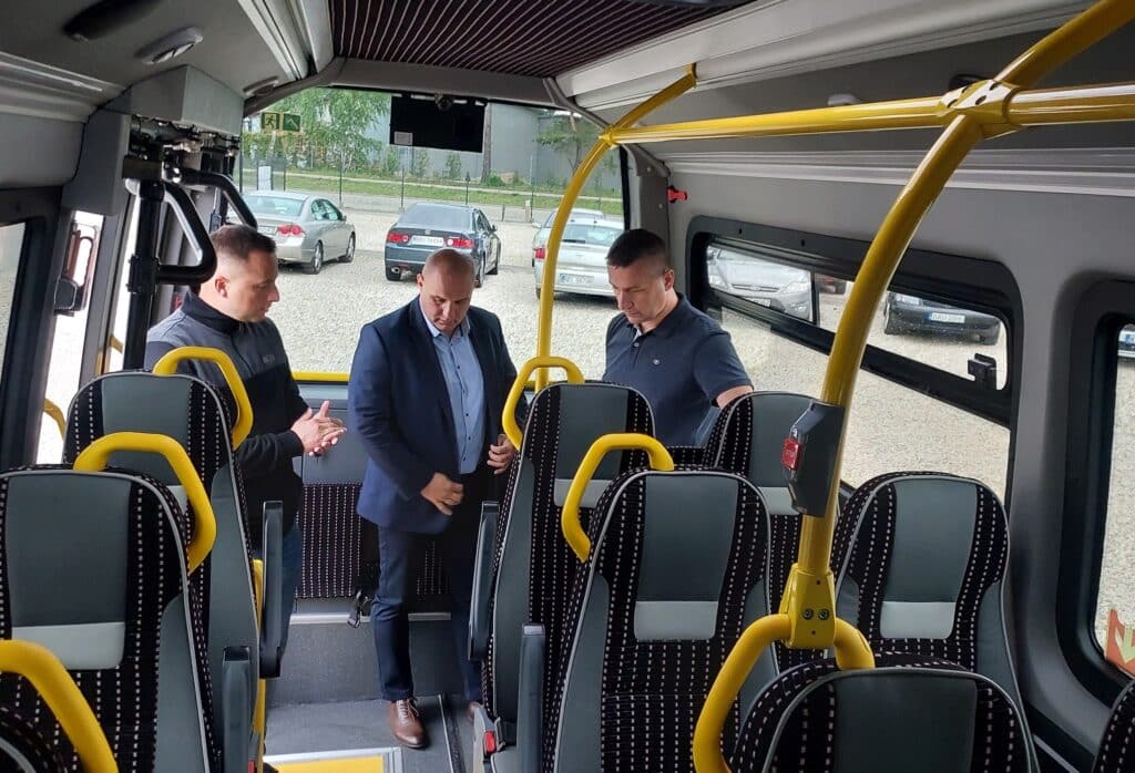 Nowoczesne autobusy już w powiatowej bazie. Powiat Ostrowiec Świętokrzyski z sukcesem realizuje projekt KPO
