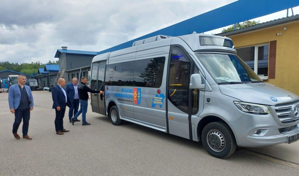 Nowoczesne autobusy już w powiatowej bazie. Powiat Ostrowiec Świętokrzyski z sukcesem realizuje projekt KPO