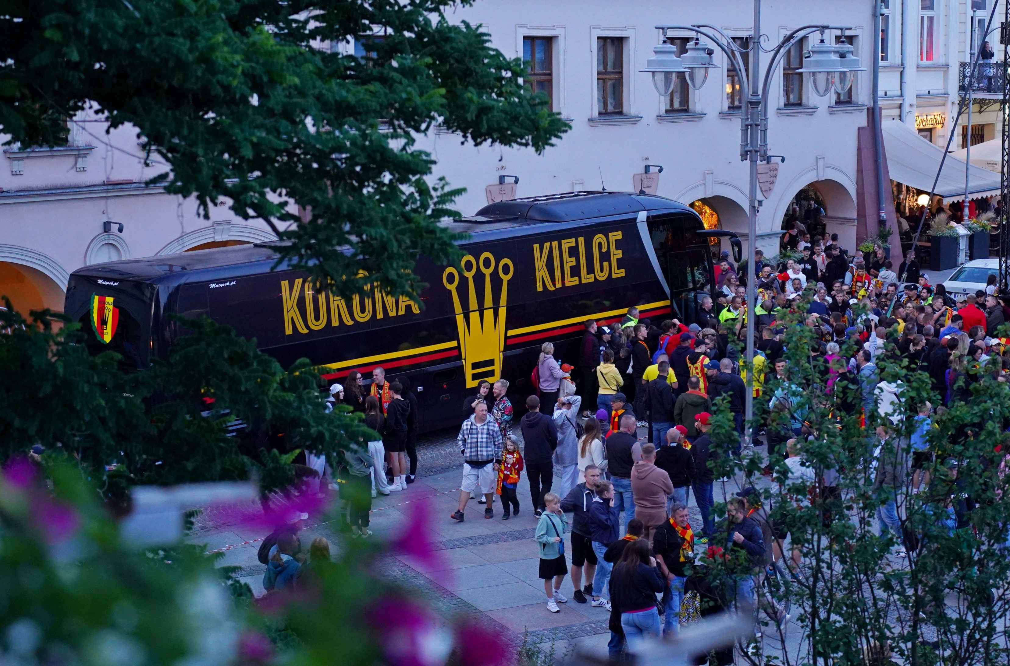 Infobus - MAN Lion’s Coach L w barwach Korony Kielce. Autobusowy start w Ekstraklasę