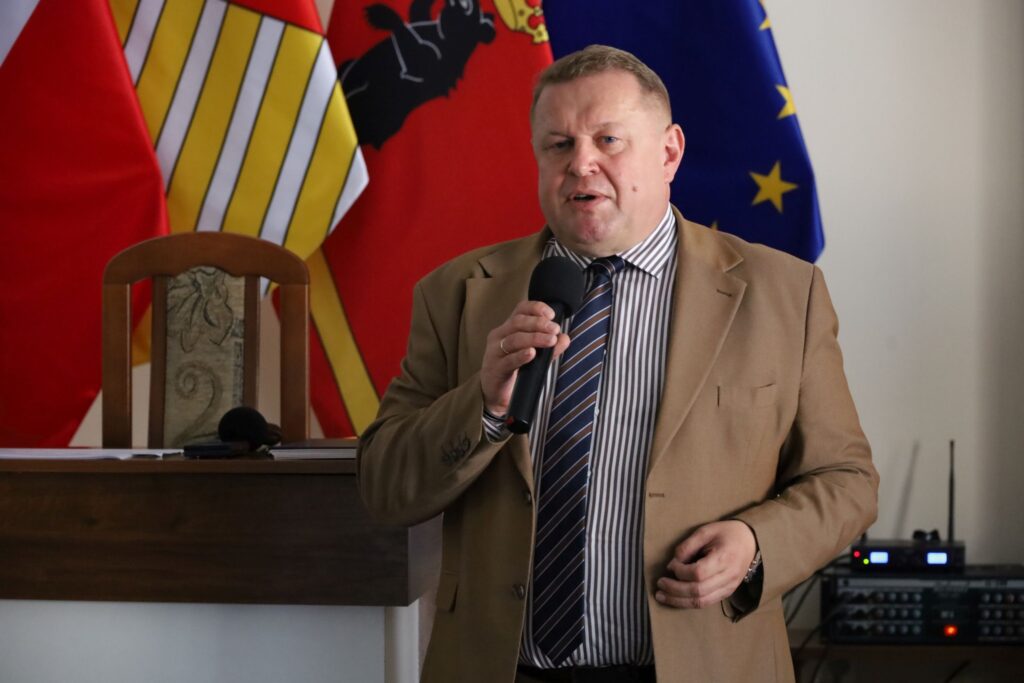 Tomasz Madoń nie jest już prezesem PKS Łuków. W tle przetarg na autobusy używane fot. Powiat Łukowski