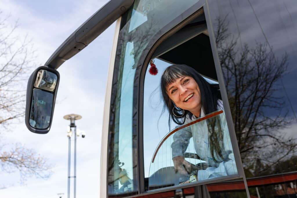 Wakacje 2025 z autobusami PKS Nova: Promocja 2+2 i miesięczny bilet Open