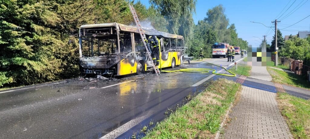 W Ropicy koło Czeskiego Cieszyna zapalił się autobus. Pasażerowie i kierowca zdążyli uciec na czas / HZS Moravskoslezského kraje