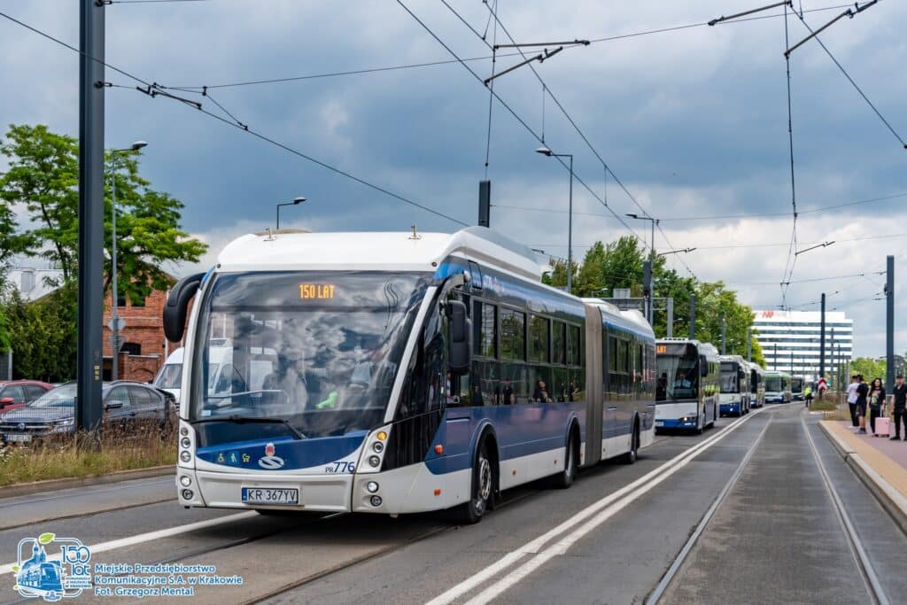 MPK Kraków i umowa na dostawę pięciu przegubowych autobusów elektrycznych od Solarisa