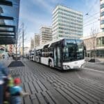 Oto trzy proste pytania quizowe do powyższego tekstu – zgodnie z Twoimi wcześniejszymi wytycznymi, bez odpowiedzi: 1. Ile autobusów hybrydowych typu plug-in planuje kupić MPK Lublin? 2. Jakiej mocy minimalnej musi być silnik spalinowy w zamawianych autobusach? 3. Jaka firma jest wskazywana jako faworyt do wygrania przetargu?