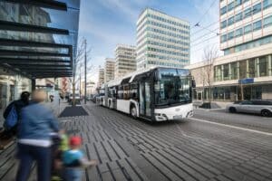 Oto trzy proste pytania quizowe do powyższego tekstu – zgodnie z Twoimi wcześniejszymi wytycznymi, bez odpowiedzi: 1. Ile autobusów hybrydowych typu plug-in planuje kupić MPK Lublin? 2. Jakiej mocy minimalnej musi być silnik spalinowy w zamawianych autobusach? 3. Jaka firma jest wskazywana jako faworyt do wygrania przetargu?