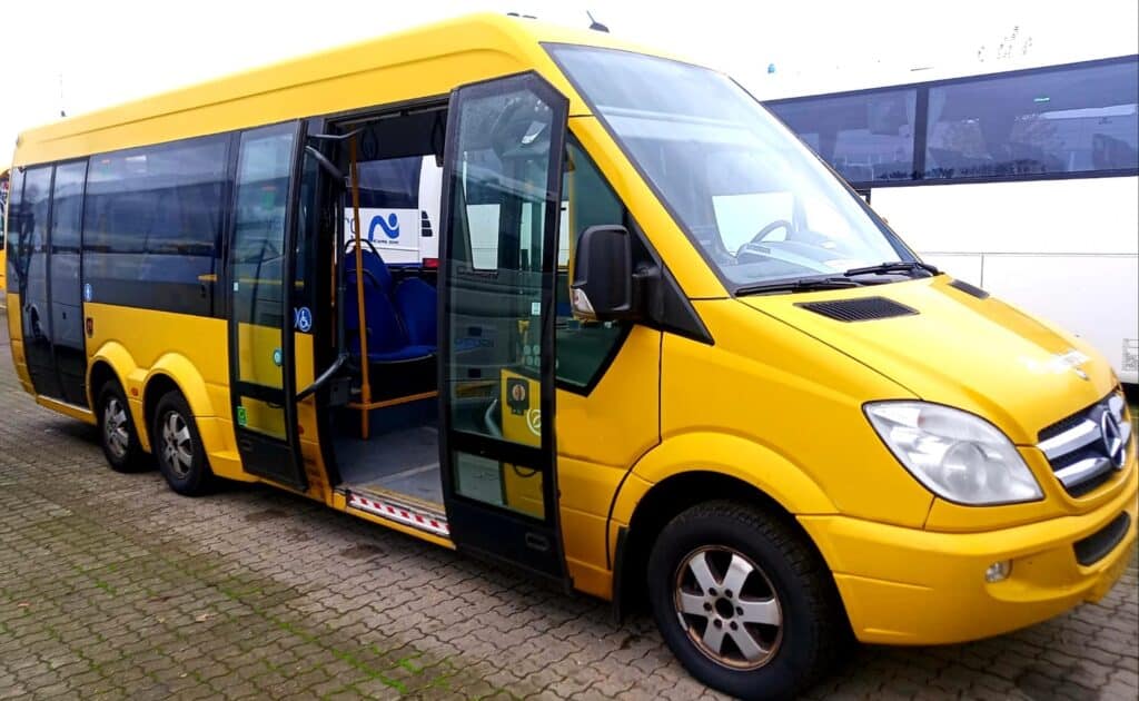 Szklarski Bus może być czymś więcej niż sezonową ciekawostką – to realna próba zbudowania efektywnego, prywatno-publicznego modelu mobilności lokalnej. A KarpaczBus wyrasta na głównego rozgrywającego w tym obszarze.