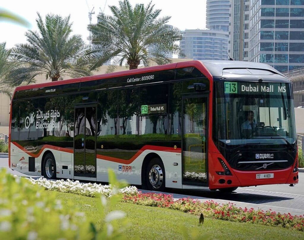 Dubaj inwestuje w 637 niskoemisyjnych autobusów – rekordowa umowa na rzecz transportu publicznego