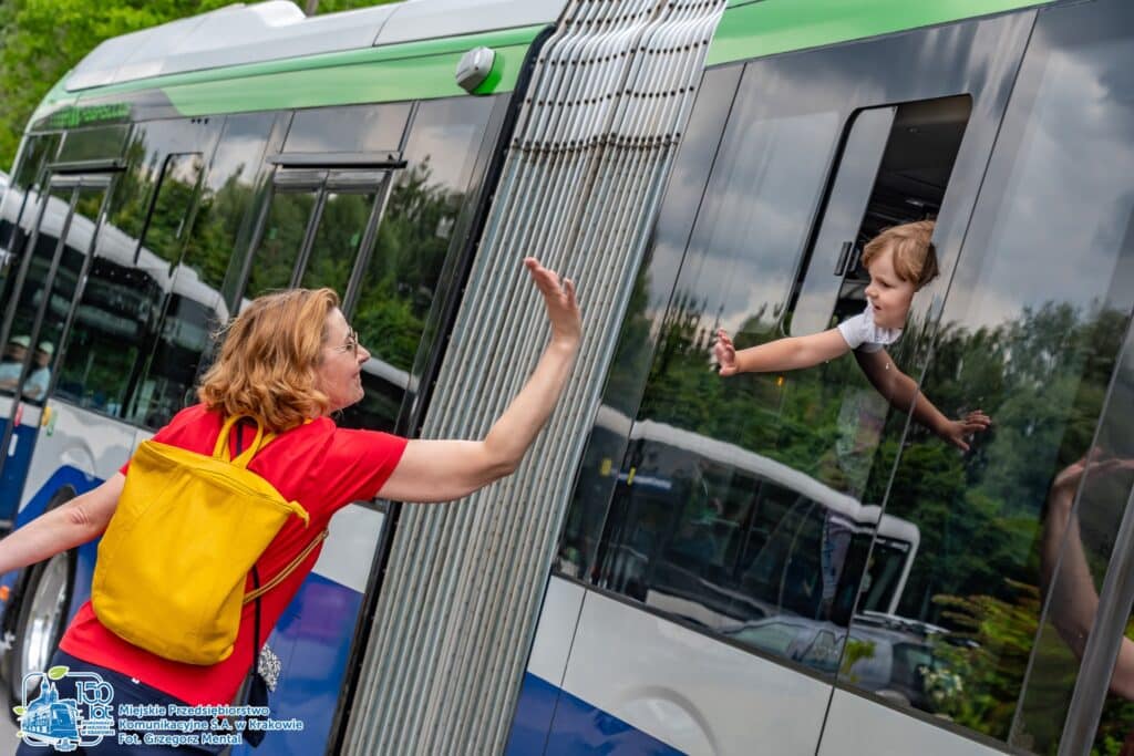 MPK Kraków kupi w 2025 r. 48 elektrobusów. Plan zamyka umowa na MEGA piątkę od Solarisa