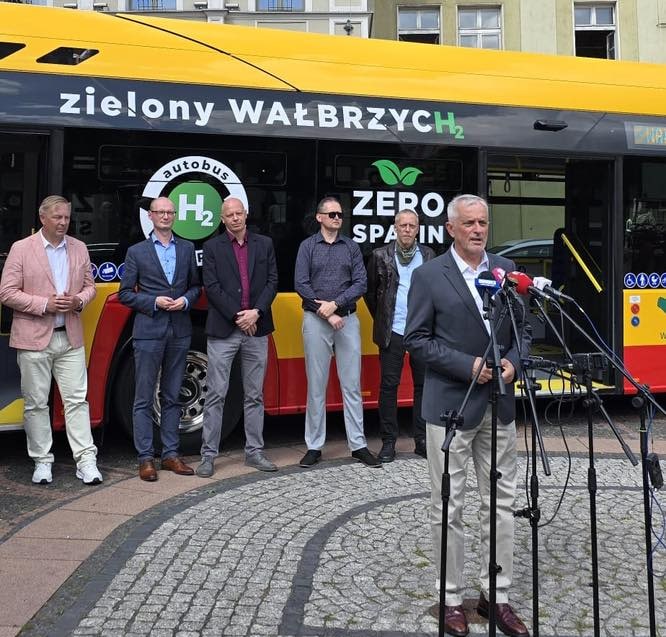 Wałbrzych zamyka historyczny kontrakt na 20 autobusów wodorowych. Ostatnia szóstka