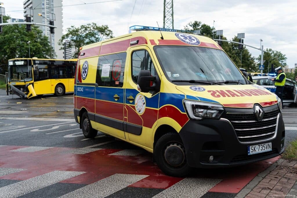 W Chorzowie doszło do zderzenia autobusu linii 663 z samochodem osobowym,