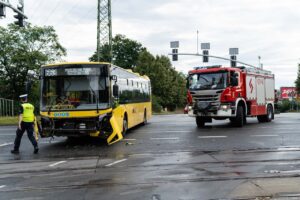 W Chorzowie doszło do zderzenia autobusu linii 663 z samochodem osobowym,