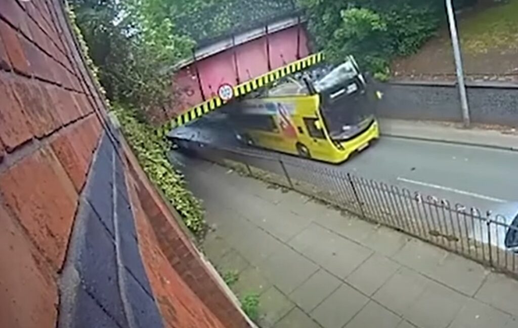 Manchester: Piętrowy autobus stracił dach po zderzeniu z wiaduktem. 20 osób rannych