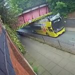 Zerwany dach, chaos i panika. Double-decker nie zmieścił się pod mostem w Manchesterze
