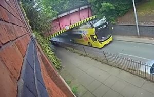Zerwany dach, chaos i panika. Double-decker nie zmieścił się pod mostem w Manchesterze