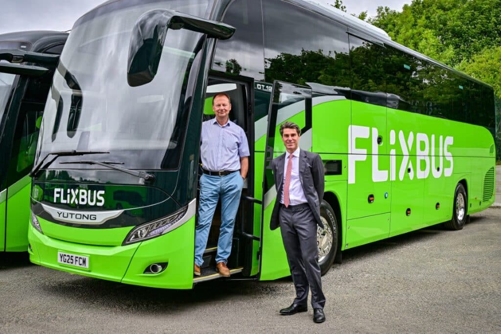 FlixBus powiększa flotę – 20 nowych Yutongów GT12 dla brytyjskiego rynku / fot. Pelican Bus