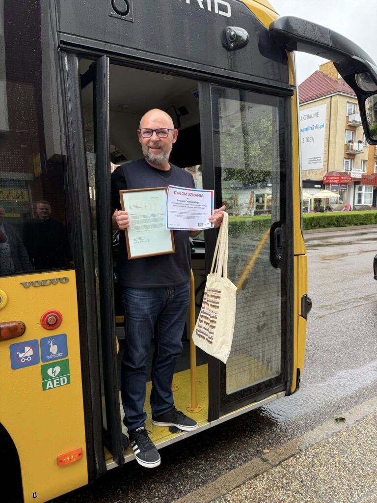 Policjanci i kierowca autobusu uratowali życie mężczyzny w Koszalinie. Defibrylatory mają sens / fot. MZK Koszalin