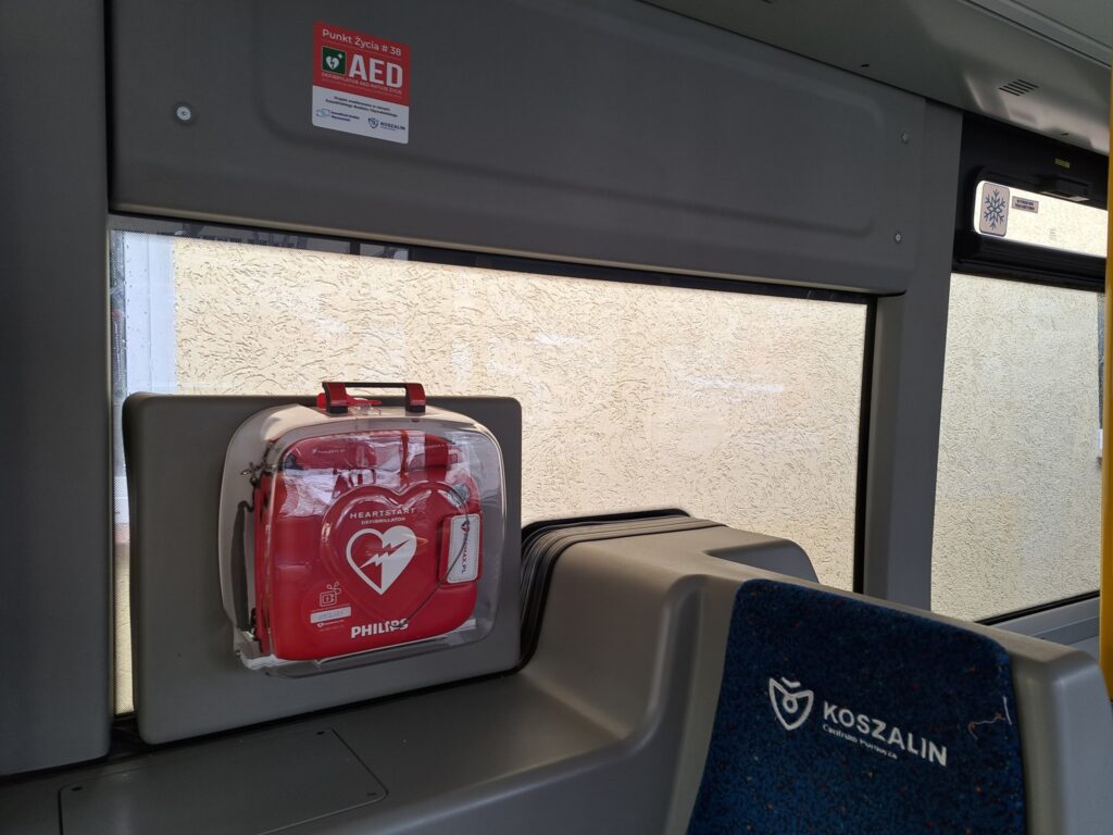 Policjanci i kierowca autobusu uratowali życie mężczyzny w Koszalinie. Defibrylatory mają sens