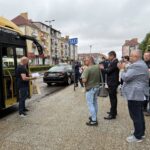 Policjanci i kierowca autobusu uratowali życie mężczyzny w Koszalinie. Defibrylatory mają sens