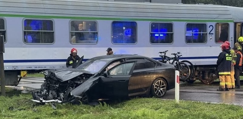 BMW wjechało pod pociąg z Łeby. Najprawdopodobniej w jego bok foto: PSP Lębork