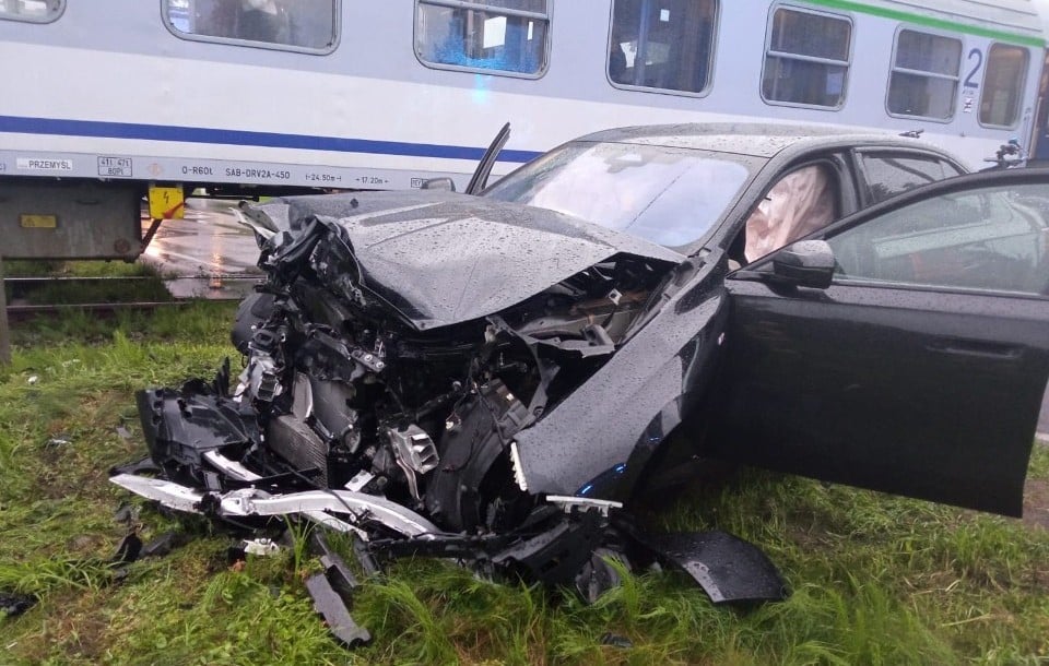 BMW wjechało pod pociąg z Łeby. Najprawdopodobniej w jego bok foto: PSP Lębork