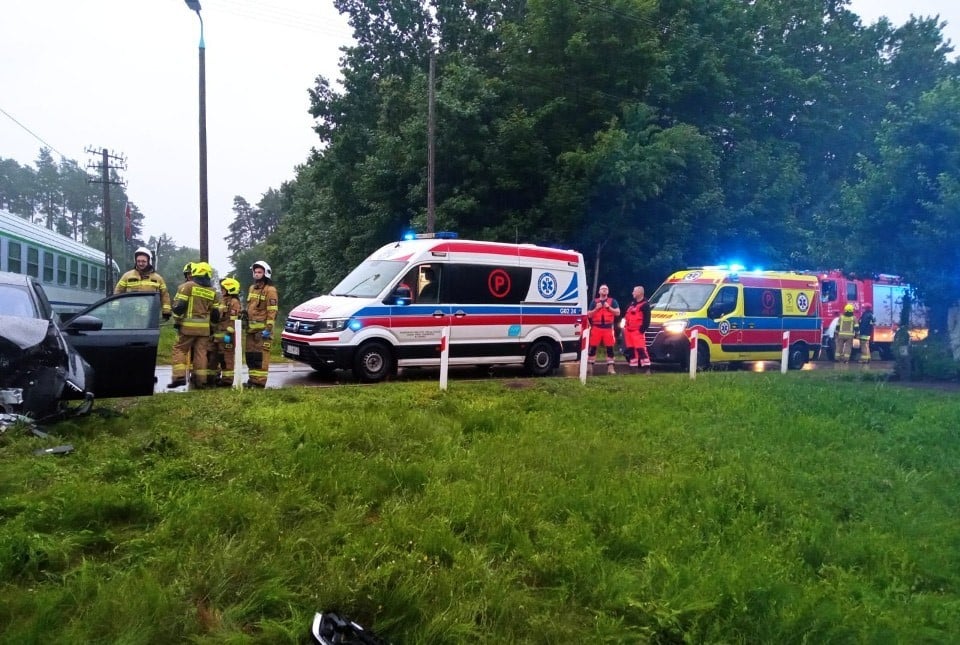 BMW wjechało pod pociąg z Łeby. Najprawdopodobniej w jego bok foto: PSP Lębork