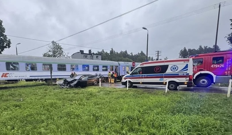 BMW wjechało pod pociąg z Łeby. Najprawdopodobniej w jego bok foto: PSP Lębork