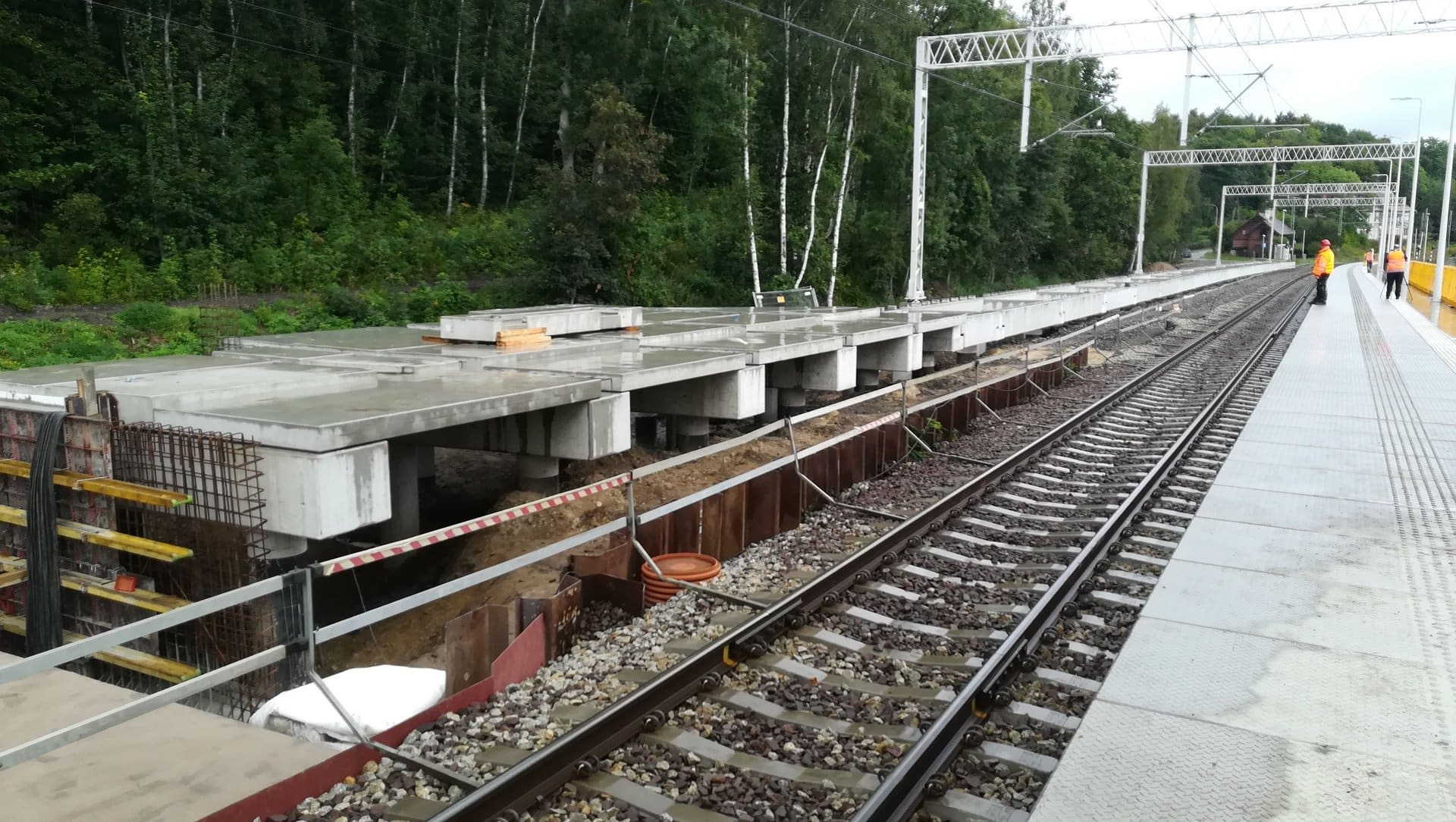 Inforail - PKP PLK modernizuje infrastrukturę kolejową w Wałbrzychu i regionie. Ruch kolejowy i drogowy utrzymany