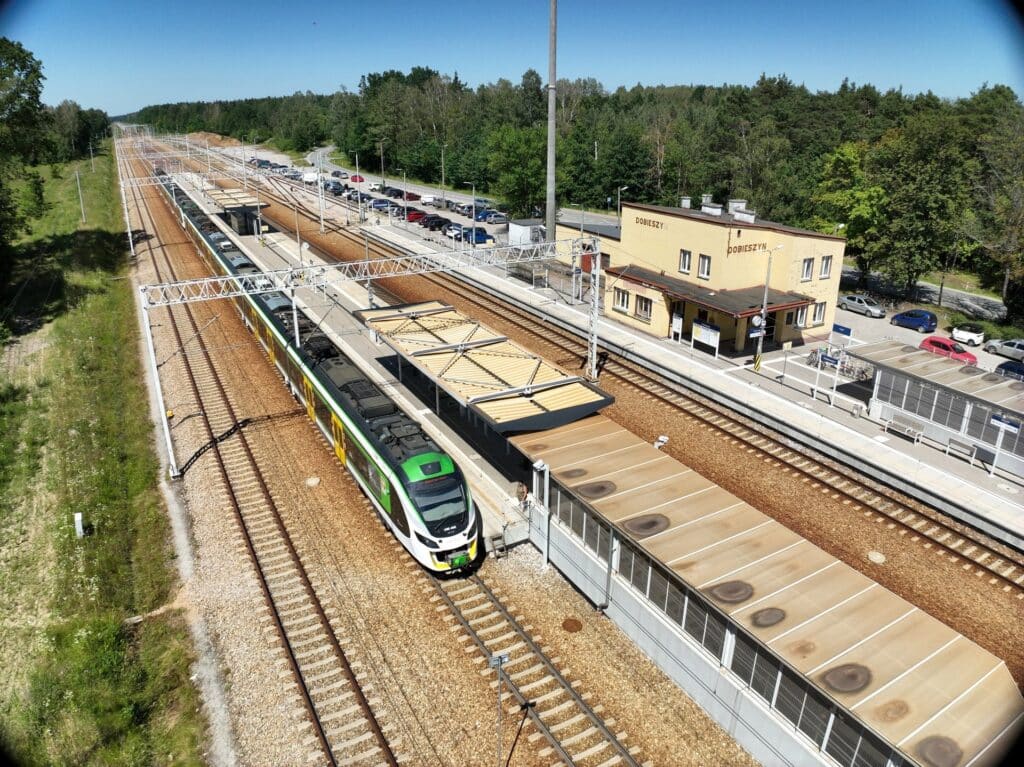 Podróż z aktualną informacją. PKP PLK zakończyły inwestycje na 17 stacjach między Warszawą a Radomiem foto: PKP PLK
