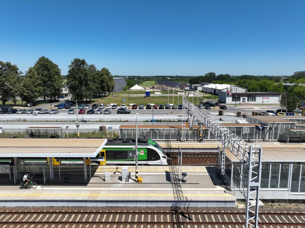 Podróż z aktualną informacją. PKP PLK zakończyły inwestycje na 17 stacjach między Warszawą a Radomiem foto: PKP PLK