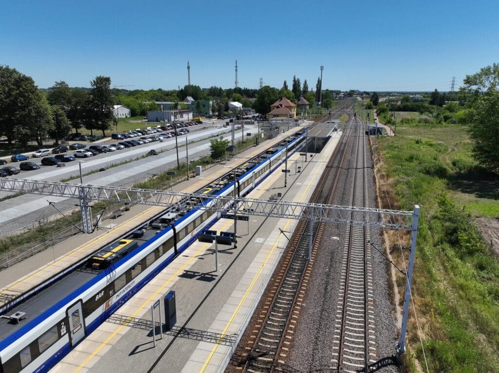 Podróż z aktualną informacją. PKP PLK zakończyły inwestycje na 17 stacjach między Warszawą a Radomiem foto: PKP PLK