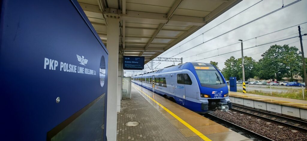 Podróż z aktualną informacją. PKP PLK zakończyły inwestycje na 17 stacjach między Warszawą a Radomiem foto: PKP PLK