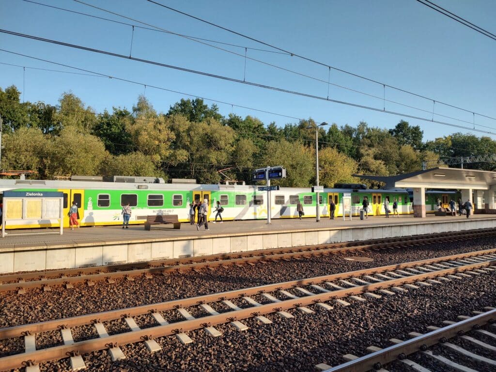Nowy parking przy stacji w Zielonce już otwarty. PKP PLK rozwija infrastrukturę dla pasażerów na Mazowszu foto: PKP PLK