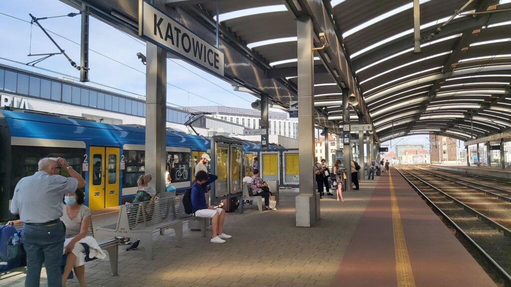 Pasażerowie mogą już korzystać z nowego peronu nr 1 stacji Katowice foto: PKP PLK