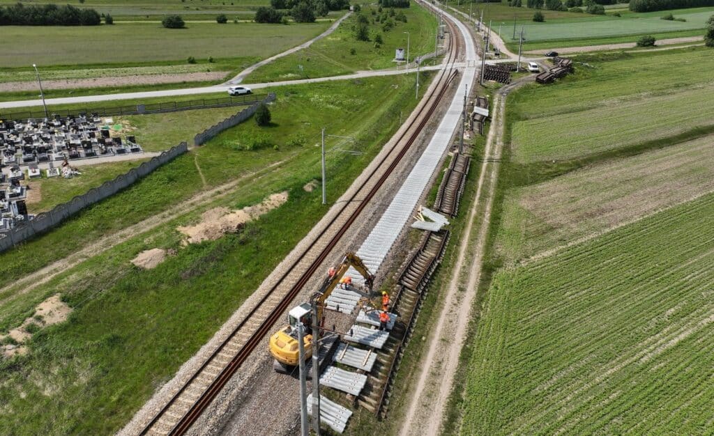Kiedy z Radomia do Tomaszowa Mazowieckiego pociągi pojadą 120 km/h? Półmetek prac foto: PKP PLK