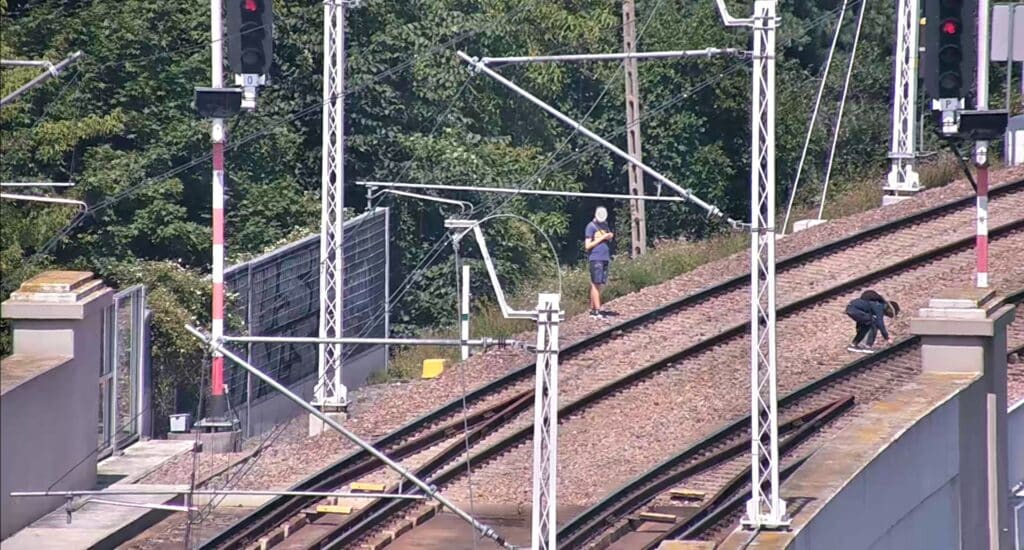 Niebezpieczny incydent na torach PKM. Nastolatkowie układali kamienie na szynach foto: PKM