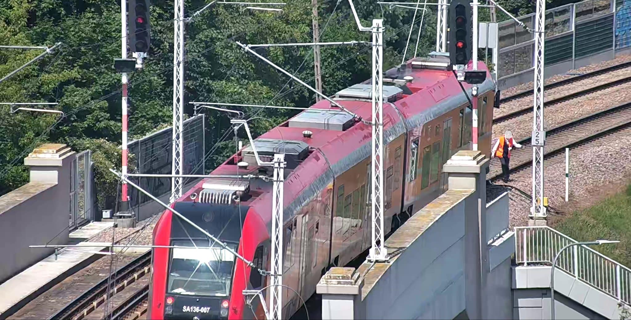 Inforail - Niebezpieczny incydent na torach PKM. Nastolatkowie układali kamienie na szynach