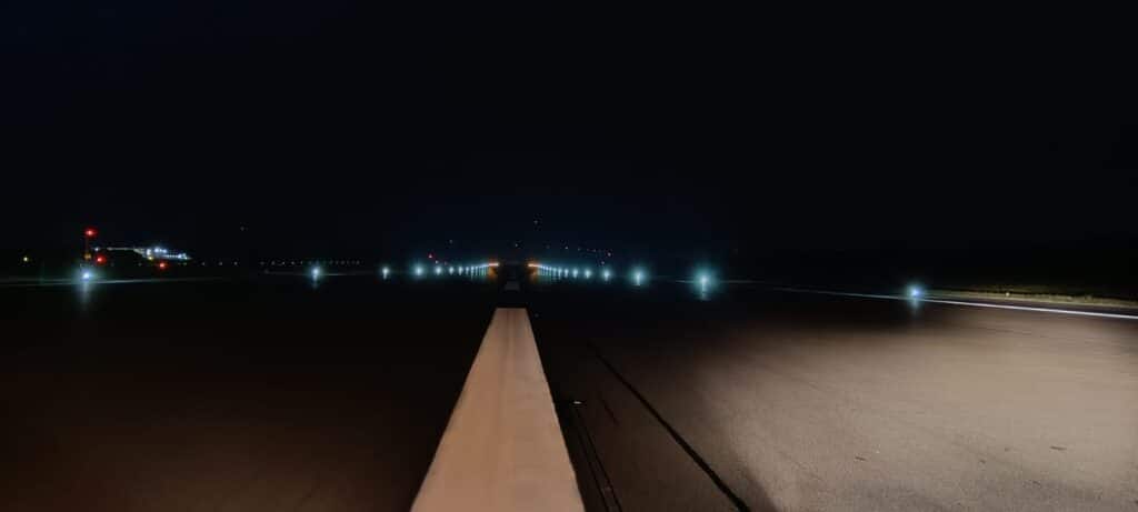 Szczecin Airport z nowym oświetleniem pasa startowego.