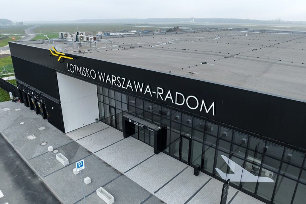 Lotnisko w Radomiu obsłużyło w czerwcu ponad pięć razy więcej pasażerów niż w maju