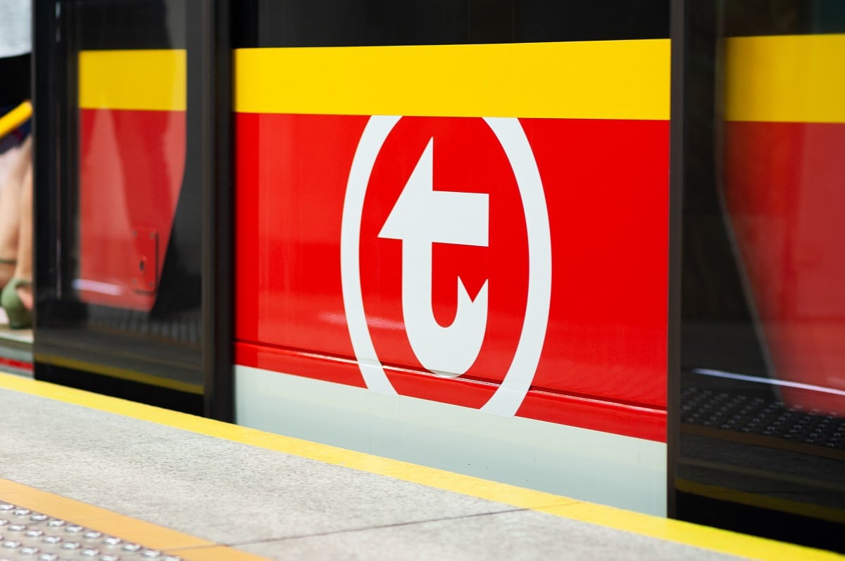 Infotram - Stacja metra Racławicka wciąż nieczynna. Pasażerowie metra muszą uzbroić się w cierpliwość