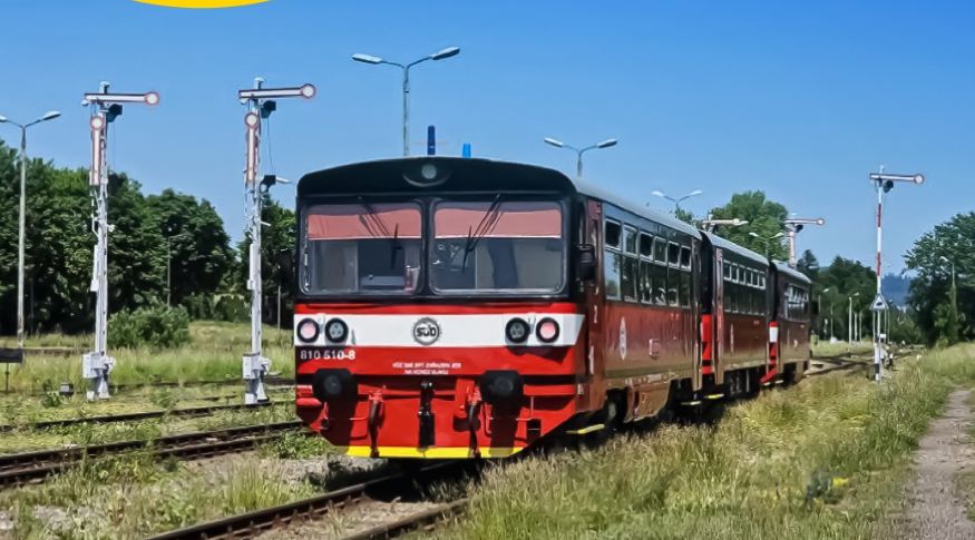 Powrót do przeszłości na torach. Letnie kursy historycznych motoraków w Karkonosze